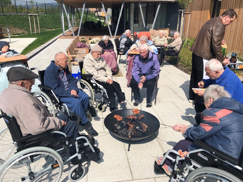 Opékání buřtů v SeniorCentru Liberec