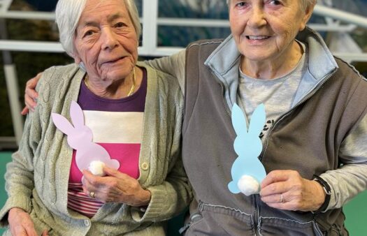 Tvoření velikonočních zajíčků v SeniorCentru Liberec