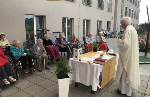 Mše pod širým nebem v SeniorCentru Olomouc