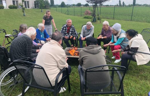 Opékání špekáčků v SeniorCentru Olomouc