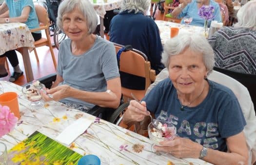 Zmrzlinové poháry pro klienty SeniorCentra Olomouc