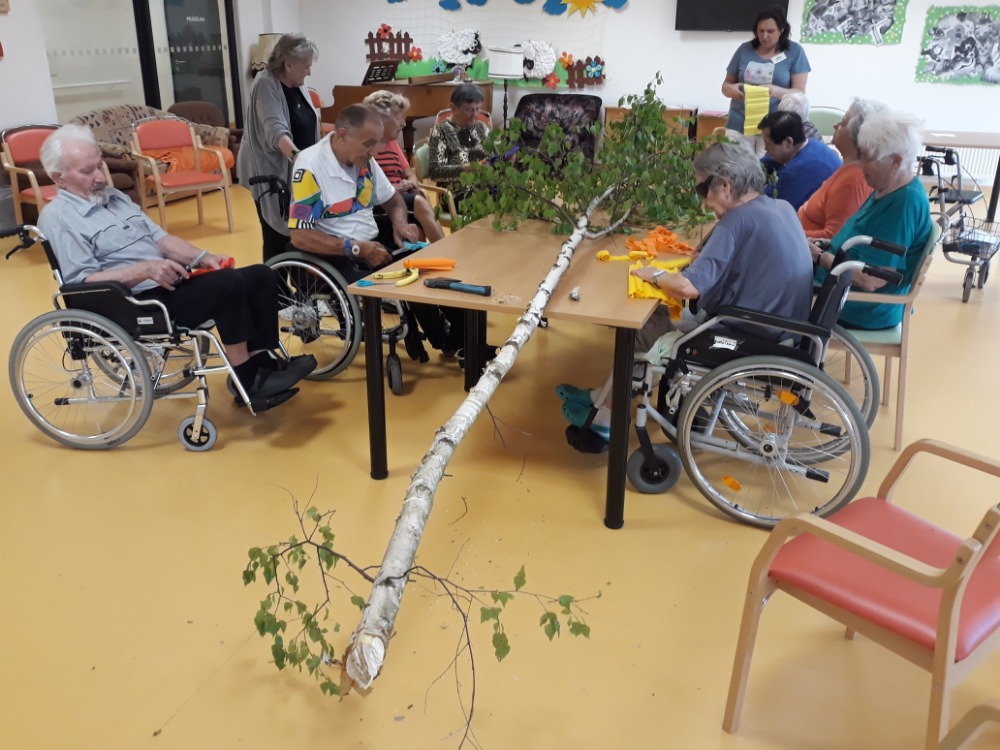 Stavění Májky v SeniorCentru Plzeň