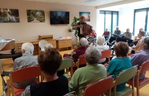 Posezení s harmonikou v SeniorCentru Plzeň