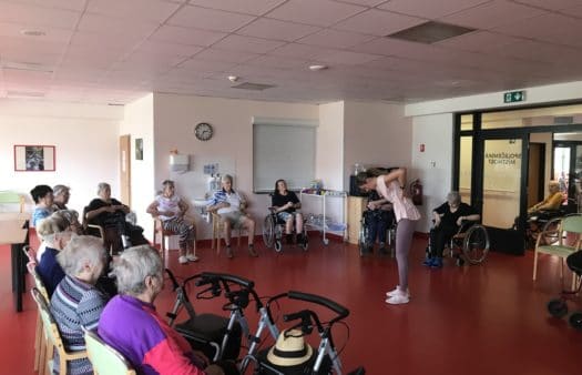 Cvičení jógy v SeniorCentru Plzeň