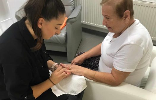 Sobotní manikúra pro klientky SeniorCentra Plzeň