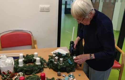 Tvoření výzdoby a adventních věnců v SeniorCentru Plzeň