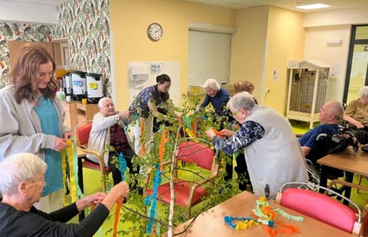 Příprava na první májové dny v SeniorCentru Plzeň