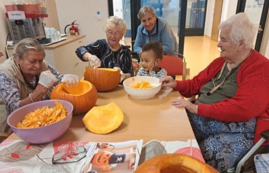 Příprava na Halloween v SeniorCentru Plzeň