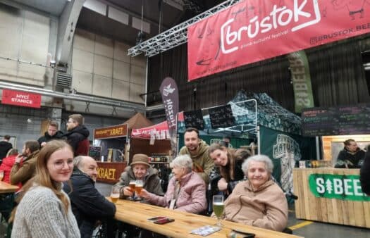 Klienti SeniorCentra Plzeň na pivně - kulturním festivalu Brüstok