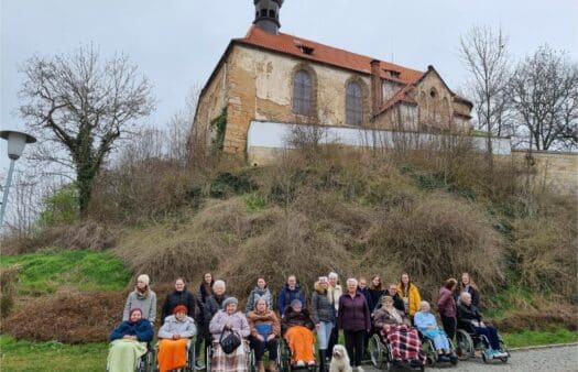 Procházka kolem řeky s klienty SeniorCentra Plzeň