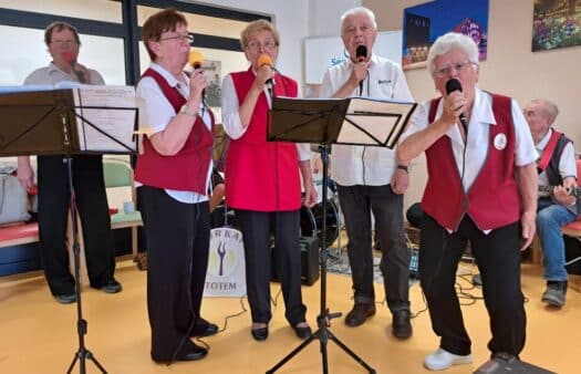 Seniorkapela zpestřila oslavu narozenin našich klientů