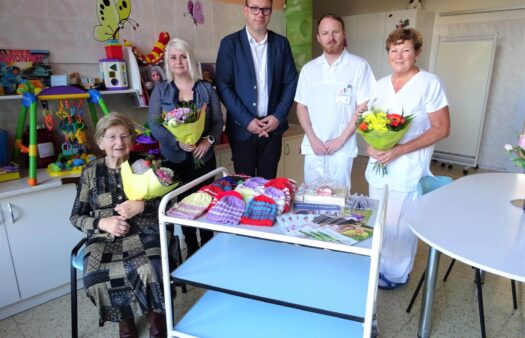 Malí pacienti z dětského oddělení dostanou krásné pletené čepičky