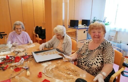 Pečení cukroví s klienty SeniorCentra Slivenec