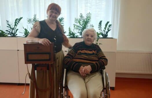 Vystoupení flašinetářky potěšilo klienty SeniorCentra Slivenec