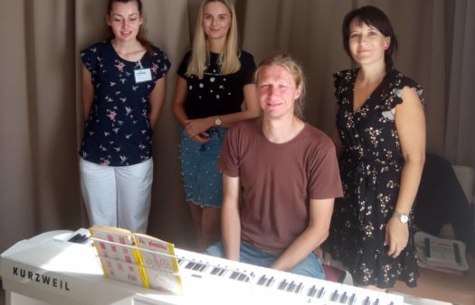 Zpívání u klavíru v SeniorCentru Šanov