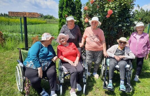 Výroba háčkovaných klobouků na Dámském klubu SeniorCentra Šanov