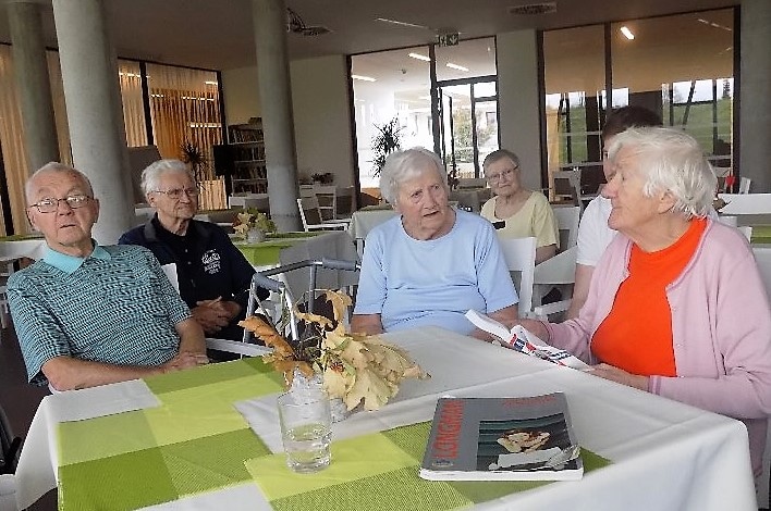 Povídání v češtině seniorům nestačí, mají angličtinu i němčinu