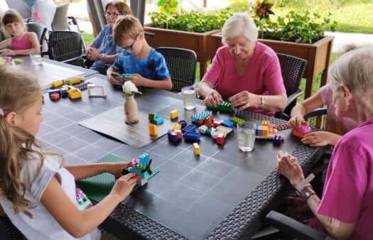 SeniorCentrum Štěrboholy: Stavění lega s dětmi z MŠ