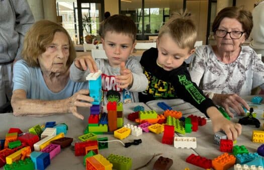 SeniorCentrum Štěrboholy: Stavění z LEGA v rámci mezigeneračního setkání