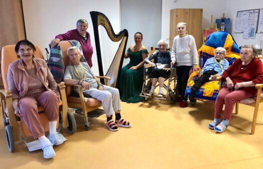 Vystoupení harfistky v SeniorCentru Písek