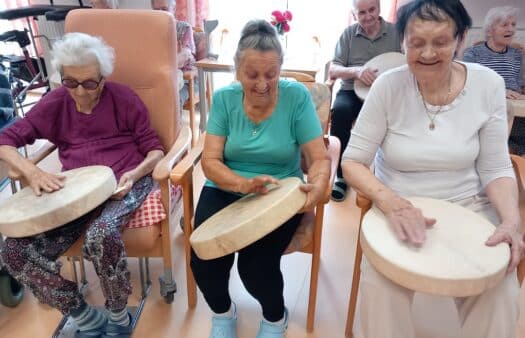 Rytmické bubnování v SeniorCentru Písek