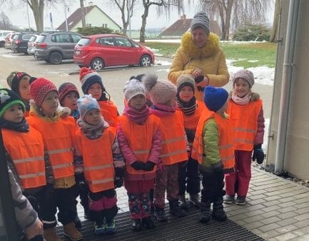 Děti zazpívaly před SeniorCentrem Telč