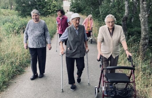 Procházka k rybníku Roštejn s klienty SeniorCentra Telč