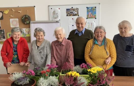 Výroba podzimních truhlíků s klienty SeniorCentra Telč