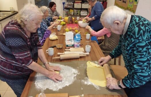 Pečení štrúdlu s klienty SeniorCentra Telč
