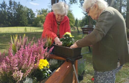 Sázení kytiček s klienty SeniorCentra Telč