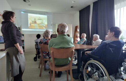 Křeslo pro hosta s bývalou kastelánkou hradu Roštejn