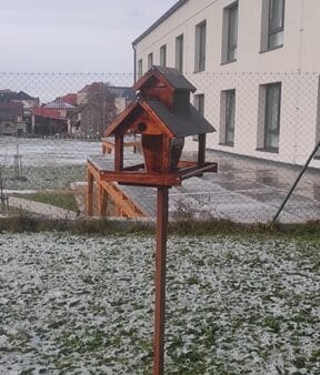 Naše SeniorCentrum Chotěboř dostalo darem krásné krmítko