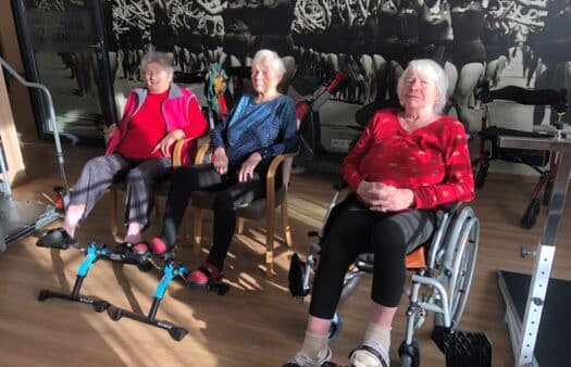 Cvičení ve fitness centru s klienty SeniorCentra Chotěboř