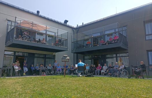 Hraní na kytaru v našem SeniorCentru