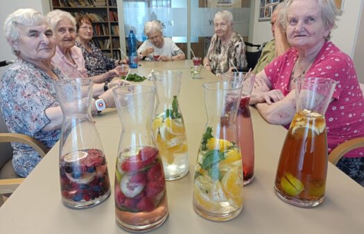 Příprava letních limonád s klienty SeniorCentra Chotěboř