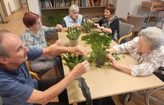 Výroba vánočních svícnů s klienty SeniorCentra Chotěboř