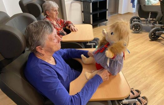 Nové terapeutické panenky v SeniorCentru Humpolec