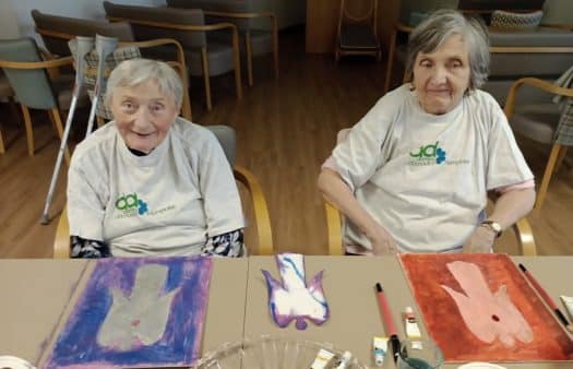 Malování andělů s klienty SeniorCentra Humpolec