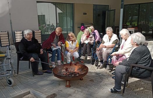 Opékání špekáčků s klienty SeniorCentra Humpolec