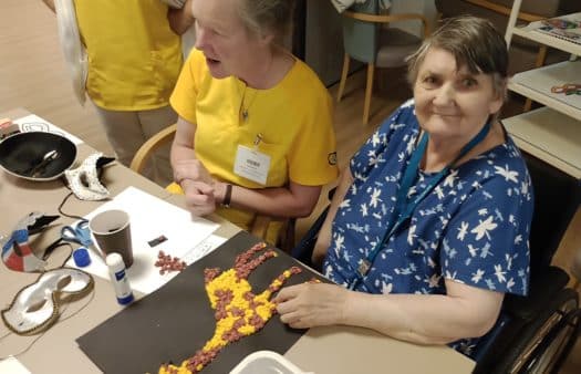 Loupání cibule a výroba zvířátek s klienty SeniorCentra Humpolec