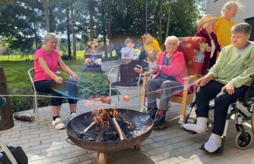 Opékání špekáčků s klienty SeniorCentra Humpolec