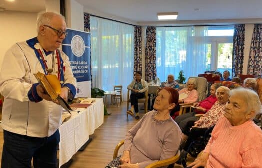 Návštěva Staré gardy mistrů kuchařů a cukrářů v SeniorCentru Humpolec