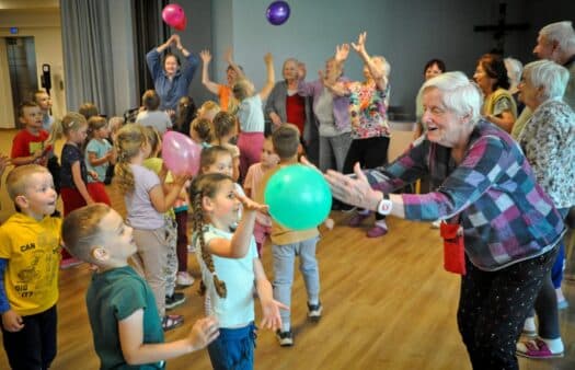 Společné cvičení klientů a dětí v SeniorCentru Humpolec