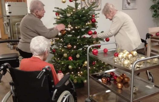 Zdobení vánočních stromků v SeniorCentru Modřice