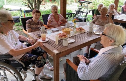 Červnová oslava narozenin v SeniorCentru Modřice