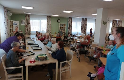 Pečení tradičních jidášů v SeniorCentru Modřice