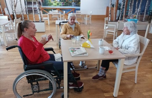 Výroba bezinkového sirupu s klientkami SeniorCentra Modřice