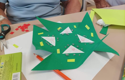 Tvoření větrníků s klienty SeniorCentra Modřice