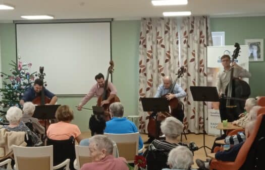 Kontrabasisté Filharmonie Brno v SeniorCentru Modřice