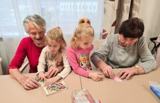 Tvoření s dětmi z MŠ v SeniorCentru Modřice